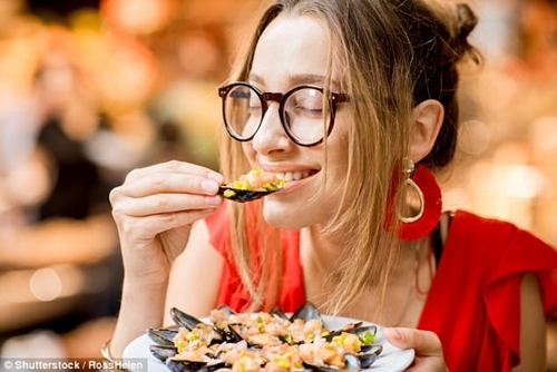 Cảnh báo tình trạng ngao sò biển nửa thế giới nhiễm chất dẻo công nghiệp