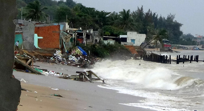 Sóng biển bất ngờ đánh sập 11 căn nhà ở Phan Thiết