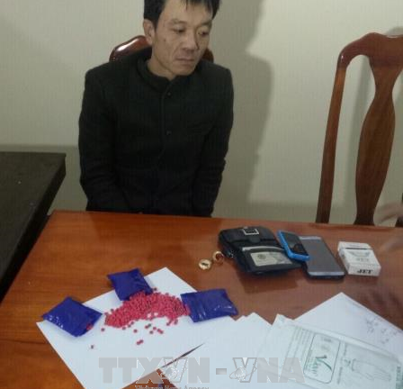 Đối tượng vận chuyển ma túy lao xe vào cảnh sát hòng chạy thoát