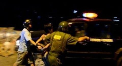 Khởi tố đối tượng chống đối công an, cầm dao cố thủ trong nhà