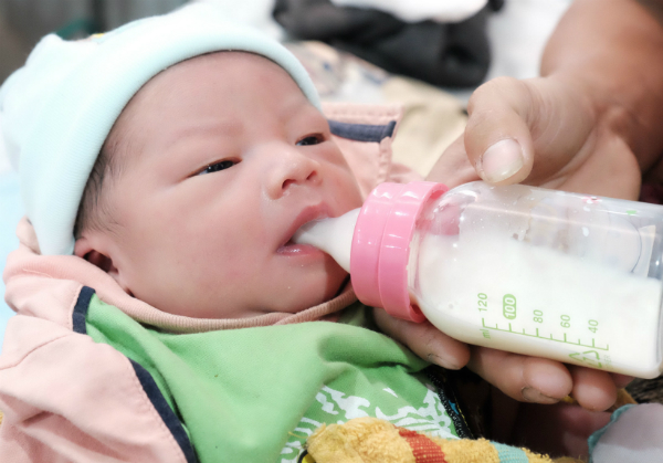 Sản phụ đẻ rơi đứa con thứ 10 trong rạng sáng Noel