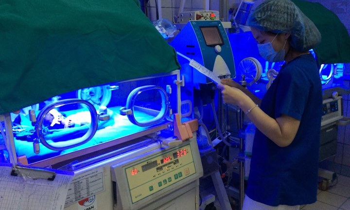 Trẻ sơ sinh bị vàng da, không chú ý dễ bị biến chứng bệnh thần kinh trầm trọng