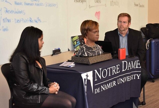 Robot đầu tiên hoàn thành chương trình đại học giỏi cỡ nào?