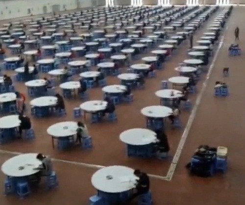 Tránh gian lận trong thi cử, cả thầy lẫn trò chuyển xuống nhà ăn làm bài thi