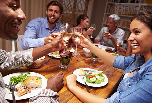 Bật mí cách bảo vệ sức khỏe, tính mạng khi uống rượu trong kỳ nghỉ Lễ