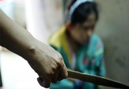 Điều tra nghi án chồng tâm thần đâm chết vợ rồi tự sát