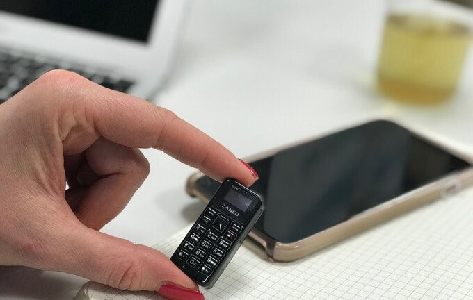 Ngắm chiếc điện thoại di động nhỏ nhất thế giới bé bằng ngón tay