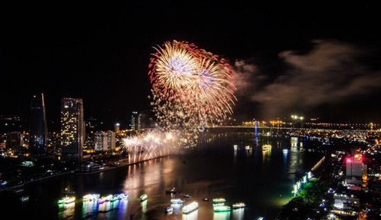 Đà Nẵng bắn pháo hoa tầm cao chào đón năm mới 2018