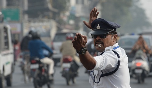Cảnh sát giao thông điều khiển phân luồng xe bằng điệu nhảy Moonwalk của Michael Jackson