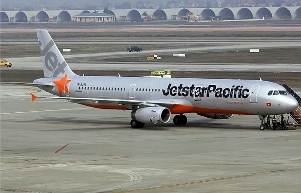 Vợ đấm chồng sưng mắt trên máy bay, cả 2 bị cấm bay 12 tháng