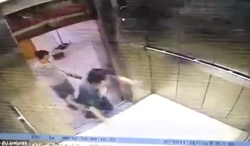 Mải nhìn điện thoại, bị tai nạn thang máy khủng khiếp 