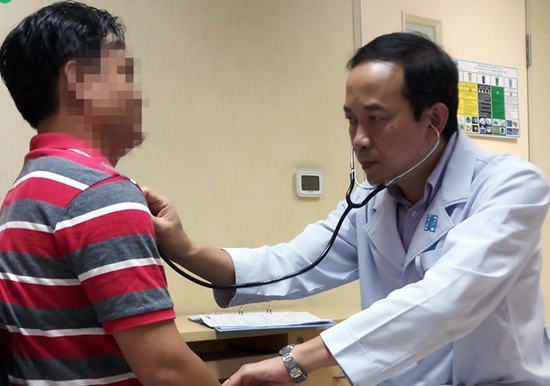 Hoại tử khớp, suy thượng thận vì tự ý tiêm Corticoid chữa ngứa da đầu