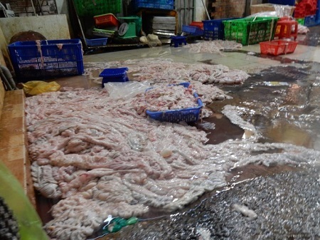 Rùng mình xem tẩy trắng lòng heo bằng hóa chất