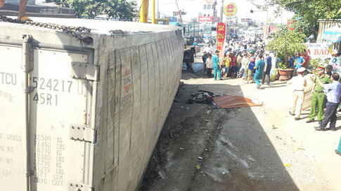 Xe contiainer lật giữa đường, đè chết 1 người đi xe máy