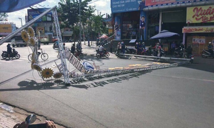 Khung đèn trang trí nặng hàng tấn đổ sập xuống đường