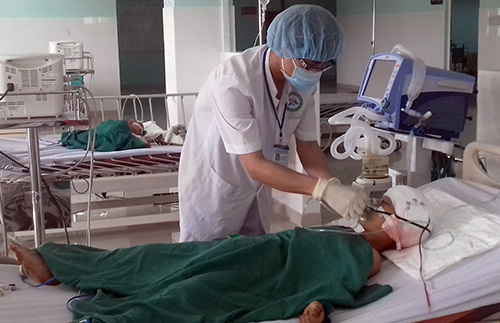 Bé 6 tuổi nghịch súng săn làm đạn xuyên trán anh trai