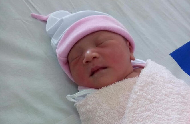 Bé gái sơ sinh còn nguyên dây rốn bị bỏ rơi trước cổng nhà dân