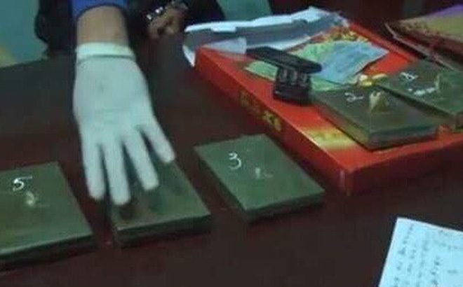 Bắt quả tang người phụ nữ vận chuyển 5 bánh heroin