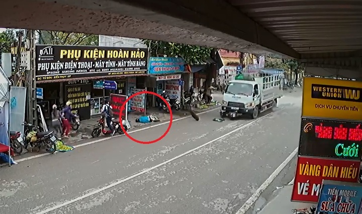 Clip: Ôtô tải tông văng người điều khiển xe máy hàng chục mét