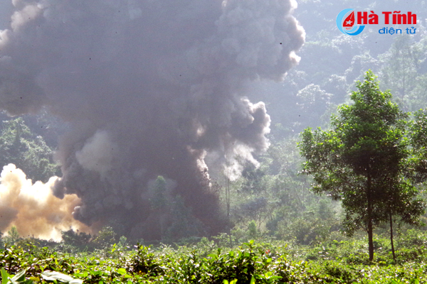 Đào ao thả cá phát hiện quả bom 