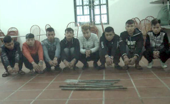 Khởi tố 10 thanh niên dùng hung khí chặn ôtô