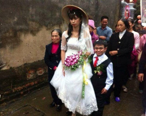 Vượt qua rào cản chiều cao, chú rể 1m hạnh phúc nắm chặt tay cô dâu 1m60