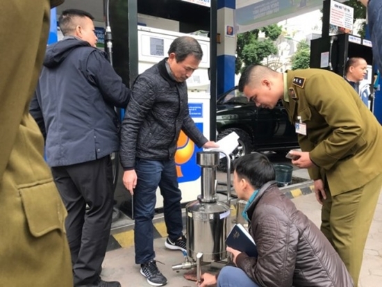 Quản lý thị trường vào cuộc vụ ô tô dung tích 70L nhưng đổ 80L mới đầy