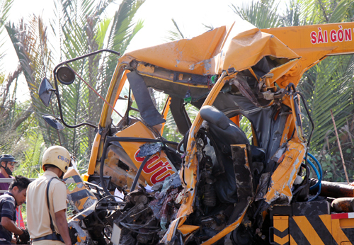 Xe cứu hộ đâm container trên cầu Phú Mỹ, 3 người chết