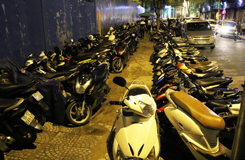 TP HCM chỉ đạo chấm dứt bãi giữ xe trên vỉa hè ở 24 quận, huyện