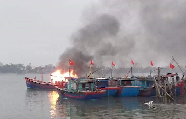 Hầm máy tàu cá bốc cháy trên biển, 1 người chết, 1 người bị thương
