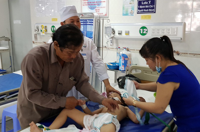 Người cha cho 3 con nhỏ uống thuốc trừ sâu bị khởi tố tội giết người