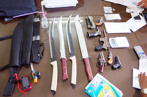 Áo chống đạn, đao kiếm trong nhà đối tượng bán ma túy