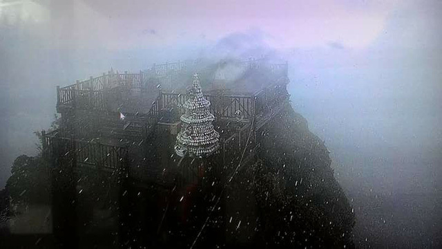 Tuyết rơi trên đỉnh núi Fansipan