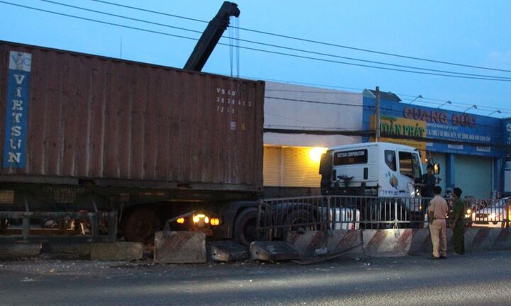 Container lao vào dải phân cách, giao thông tắc nghẽn