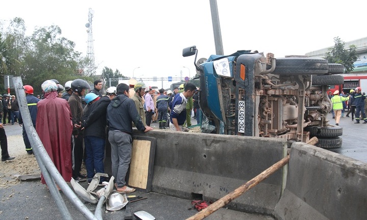 Xe tải lật nghiêng, tài xế và phụ xe kẹt cứng trong cabin