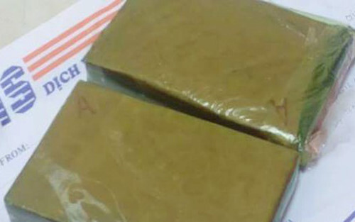 Cô gái trẻ bị bắt cùng 2 bánh heroin