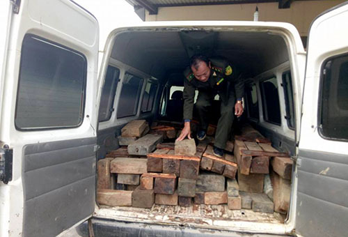 Ô tô chở gỗ lậu đâm thẳng vào xe của đội kiểm lâm để bỏ trốn