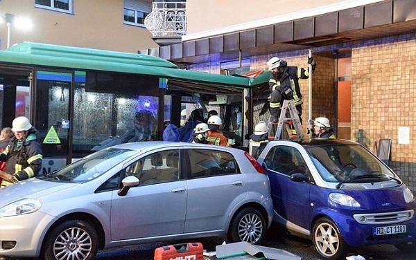 Xe buýt chở học sinh đâm vào tường, gần 50 học sinh bị thương