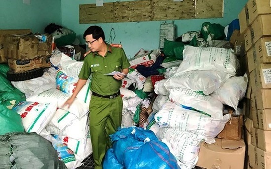 Phát hiện cơ sở sản xuất hơn 900 kg bột ngọt giả