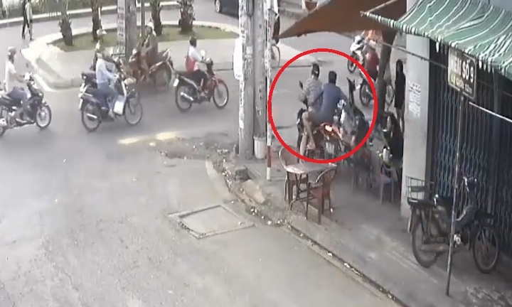 Clip: Cướp thản nhiên dọn đường rồi phi xe lên vỉa hè giật điện thoại