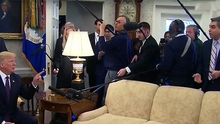 Ông Trump chỉ thẳng tay và đuổi phóng viên CNN ra ngoài