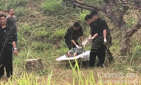 Phát hiện người đàn ông chết trong tư thế treo cổ bên đường