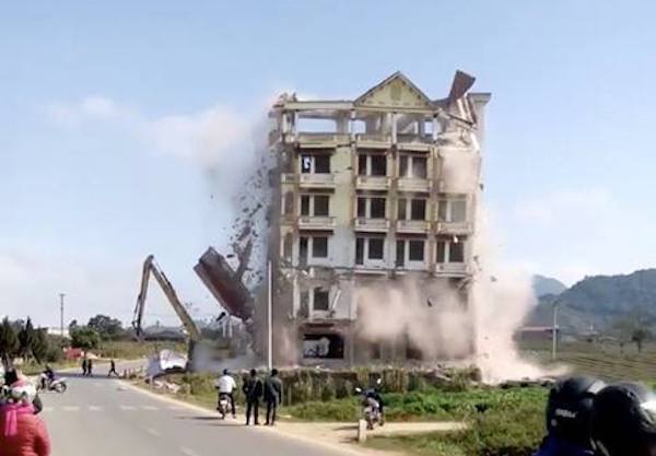 Tạm dừng phá bỏ tòa nhà của 