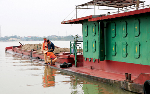 Nam Định: Tràn lan tàu thuyền “ma” trên sông Đào
