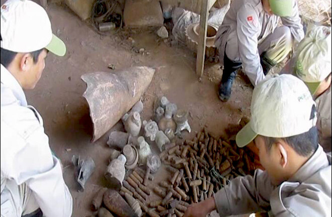 Chủ cơ sở phế liệu giao nộp hàng trăm đầu đạn pháo và đuôi bom