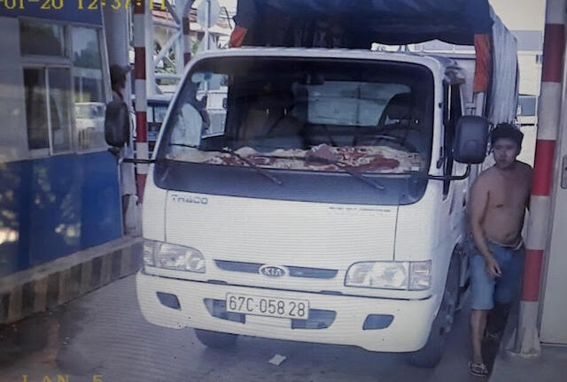 Bị quay phim, tài xế giật điện thoại của nhân viên trạm BOT T2