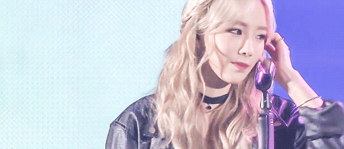 Điều gì khiến các idol Kpop thường tháo tai nghe trên sân khấu?