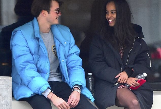 Con gái lớn nhà Obama tình tứ bên bạn trai trên đường phố New York