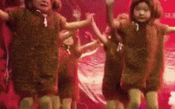 Clip bé gái vừa nhảy múa vừa mếu máo khóc khiến dân mạng thích thú