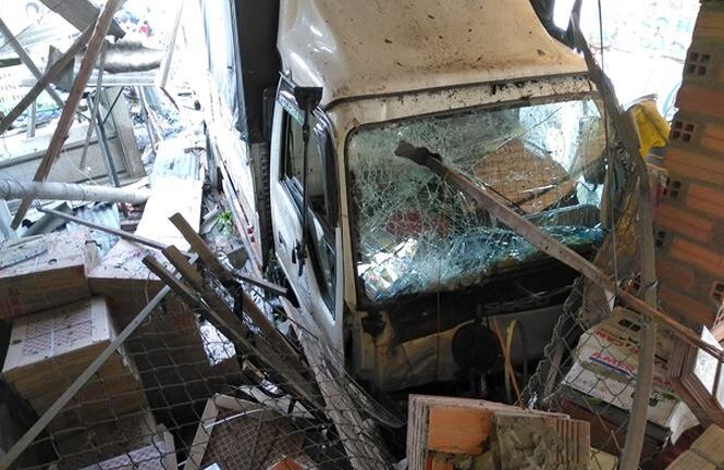 Xe tải mất lái, tông sập mái hiên 3 nhà dân